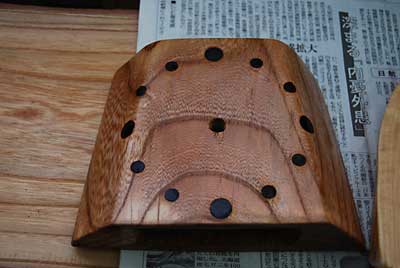 ケヤキの時計板の仕上げにニスを塗りました。