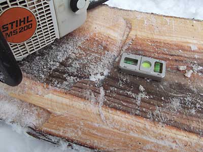 特にガイドバーの長さ以上の太さの丸太の切り口は凸凹です。（笑
