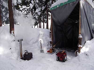 杉林の中のユンボ小屋前の作業所をオープンしました。
