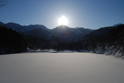 ちょうど太陽が大源太山の山頂に出ていました。