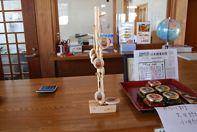 ストラップ掛けを「体験工房大源太」さんへ展示していただきました。