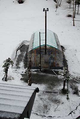 お昼頃には、屋根が雪で白くなってしまいました。