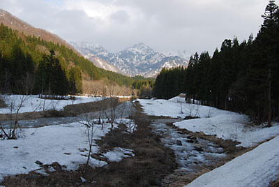 ずいぶん大源太川の雪が消えました。