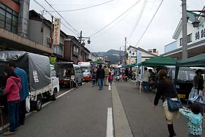 お隣の市で開催された「つむぎ通り軽トラ市」を見学して来ました。