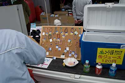 これは、ストラップの展示に使えそうです。