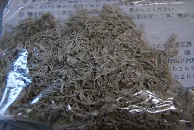 桜の香を固めるために山ゴボウの繊維を使ってみることにしました。