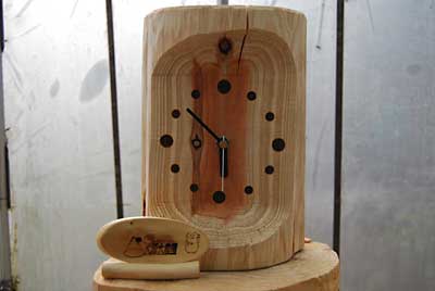 丸太時計に時計の本体と針を取り付けてみました。