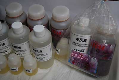 紅雪染めの素（桜染め液）と木灰液と米酢のセットです。