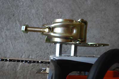 細長い六角ナットを使ってこんな具体に取り付けました。