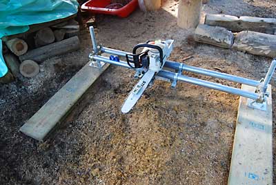 水平器を使って簡易製材機とチェンソーを設置しました。
