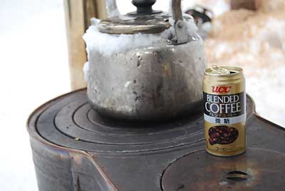 缶コーヒーで、かじかんだ指先と身体を暖めました。