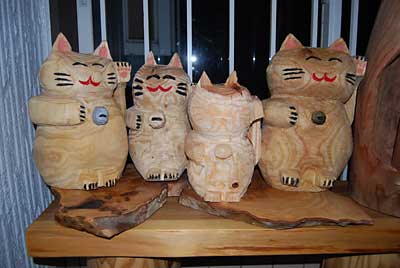とりあえず、招き猫の家族写真を撮りました。
