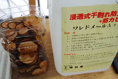 ワレドメール液に１晩浸けておいてから乾燥させてストラップやステッカーを作ります。