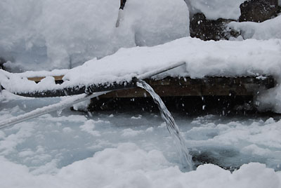我が家の冬の頼みの綱の水です。