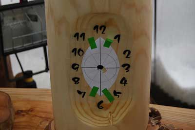 センターに穴を開けてから、透明レベルに印刷した数字を貼ります。