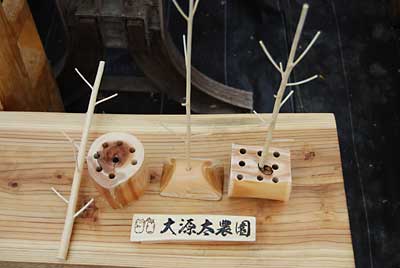 事前に作っていた台座に差し込むとアクセサリー掛けの完成です。