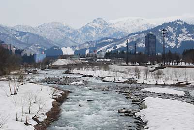 魚野川には雪代が流れだし、水量が多くなっています。