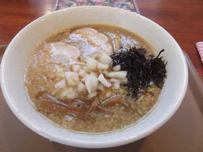 えっ、ラーメンにタマネギの刻み？