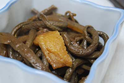サッと炒めたあと昆布つゆを入れてからさらに炒めて味を染みこませて完成です。