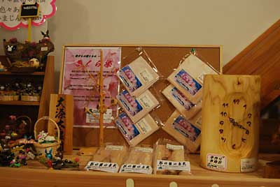 桜染めのハンカチと杉の枝の表札は、良い場所が確保出来ました。