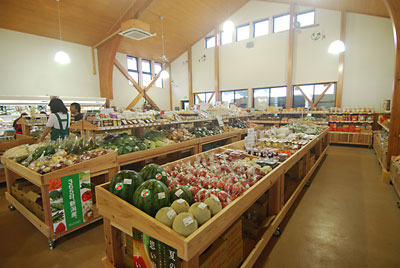 ８時過ぎに行ったらもう並べるところがないくらい地元野菜がいっぱいでした。