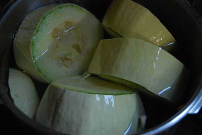 鍋にたっぷりの水を入れて、水から茹でます。