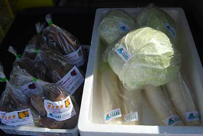 野菜を収穫して直売所「四季味わい館」に出品して来ました。