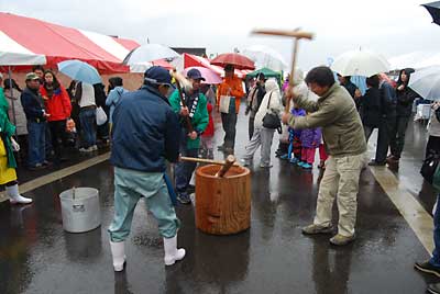  秋の収穫祭で出行われた餅つきのお手伝いに行って来ました。