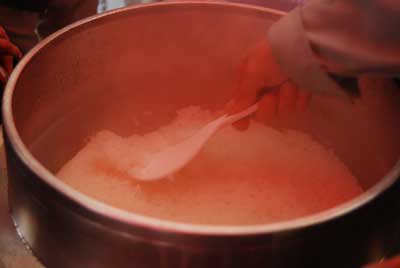 お隣では、南魚沼産コシヒカリの新米をぬか釜で炊いたごはんを振る舞っていました。