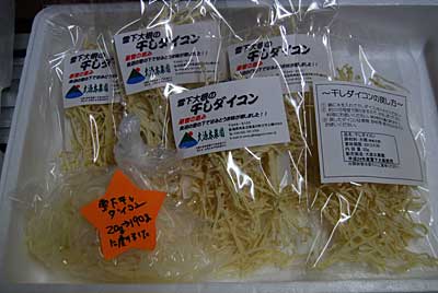 さっそく袋に詰めてラベルを貼りました。