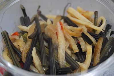 さっそく戻した大根と同じく戻したワラビで煮物を作ってみました。