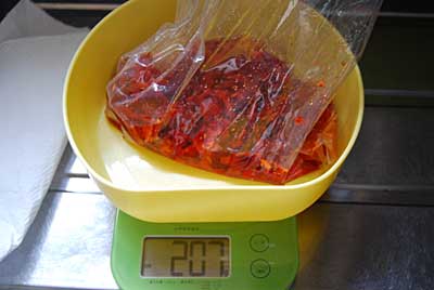 元に戻る水の量を実験済みなので、水を入れて戻します。