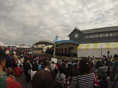 ステージも作られ地元の方々の演奏や踊りなどが披露されていました。