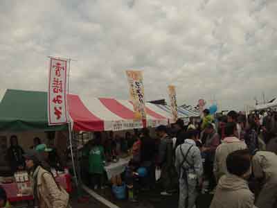 餅つきの振る舞いブースには、あっというまに長蛇の列が…。