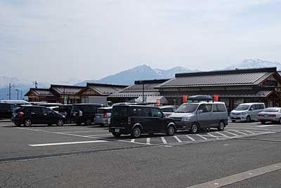 開店前なのに駐車場は、8割方埋まっていました。