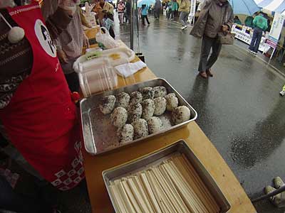 大きめのごま塩おにぎり1個１００円也。