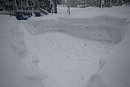 スノーシューで、明日除雪がしやすいように雪を固めました