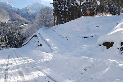 雪で道が埋まってしまいました。