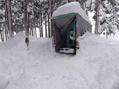 まずは、ユンボ小屋の前を除雪しました。