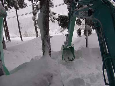少しだけ雪室に雪を入れてみました。