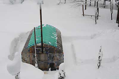 雪にも負けずハウス回りの除雪を何とか済ませました。