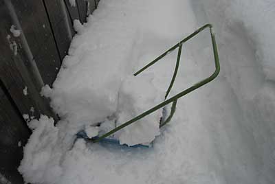 さっそくハウスの回りの除雪をしました。