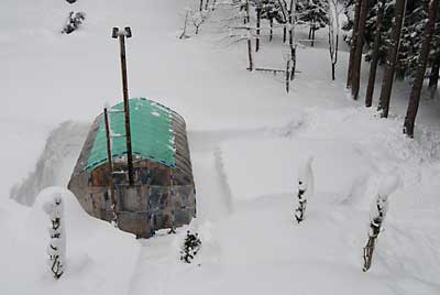 そろそろ、雪のやり場がなくなってきました。