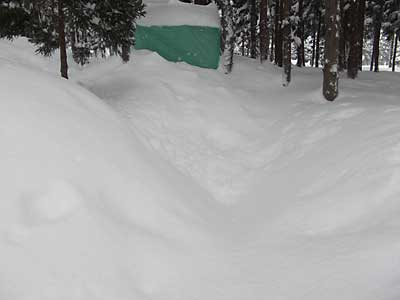 上手い具合にユンボ小屋の屋根の雪が落ちたようです。