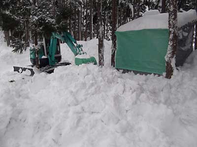 何とか雪室の両サイドに道を付けて、雪を投入出来ました。
