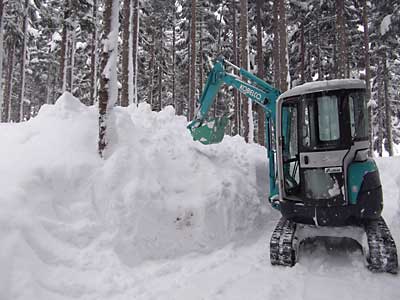 ユンボで、除雪した雪がもう３ｍ近く積み上がりました。