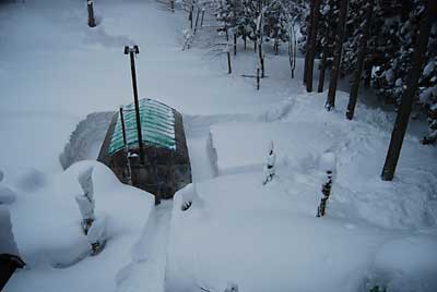 ２時間ほどかけてハウスの回りの除雪をしました.