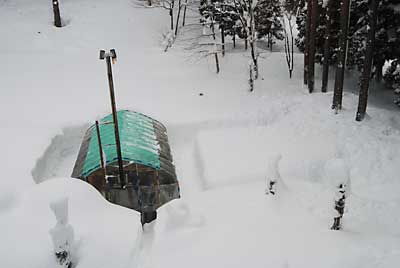 午後からめげずに除雪しました。