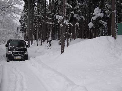 何とかバモスが雪室のそばまで行くことが出来るようになりました。