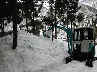 雪室にユンボで雪を追加してしました。